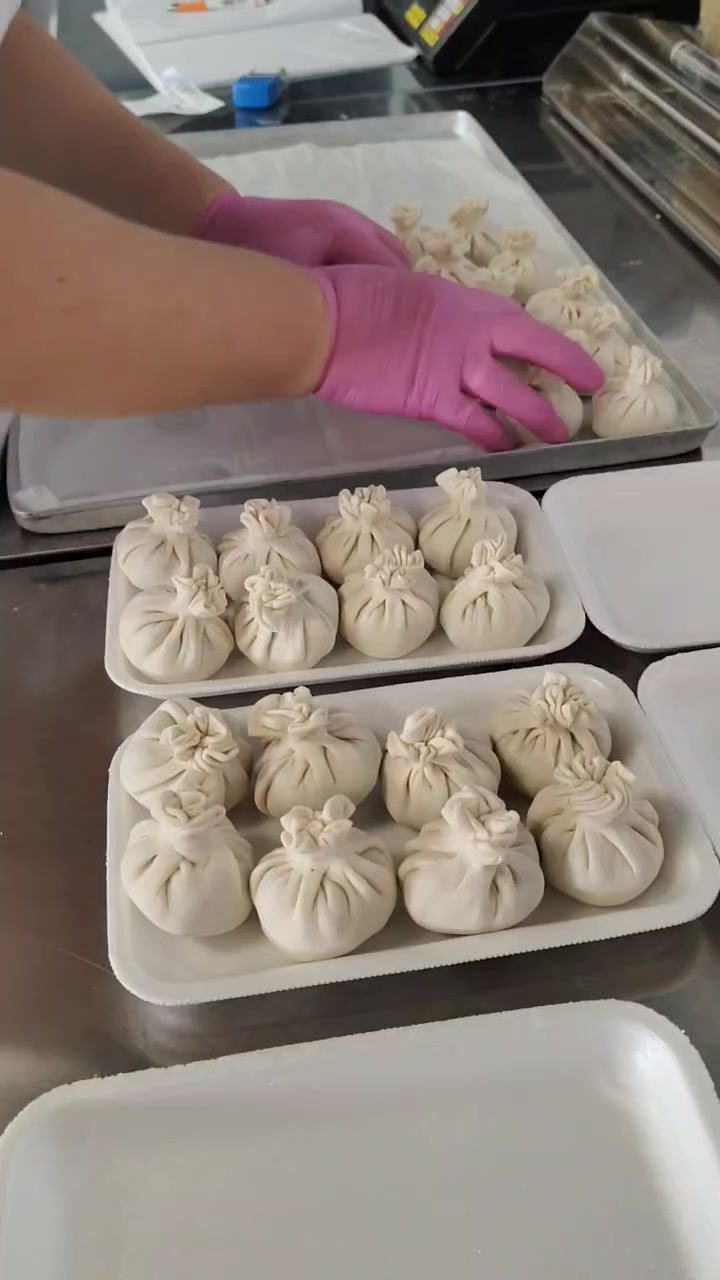 Ręcznie uformowane chinkali na tackach